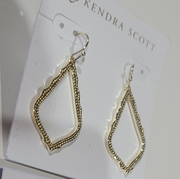 Kendra Scott Dainty Necklace and Earrings in Gold - Picture 5 of 7